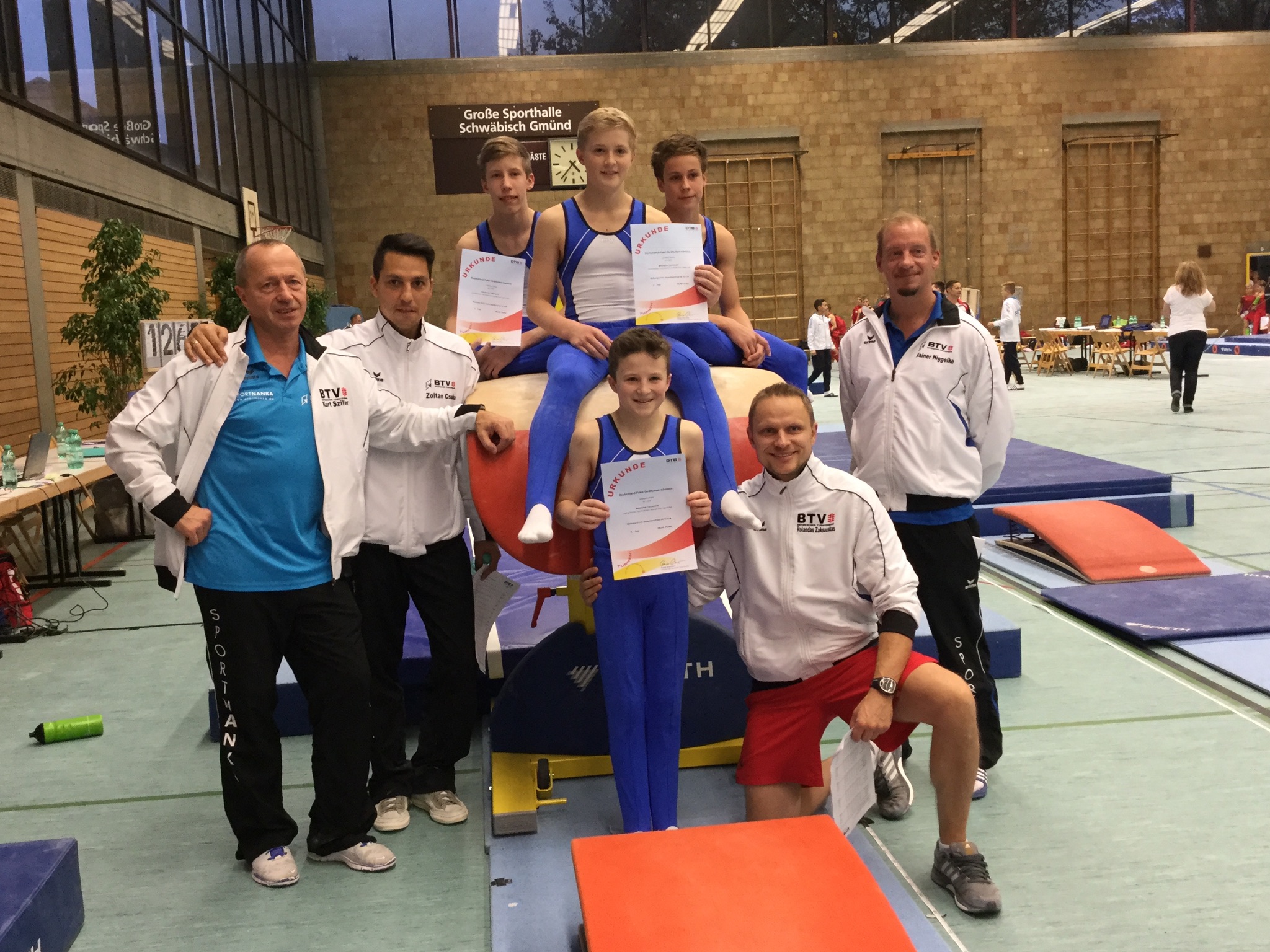 Turner und Trainer des Team Bayern in der Altersklasse 13/14, oben mittig: Valentin Zapf.