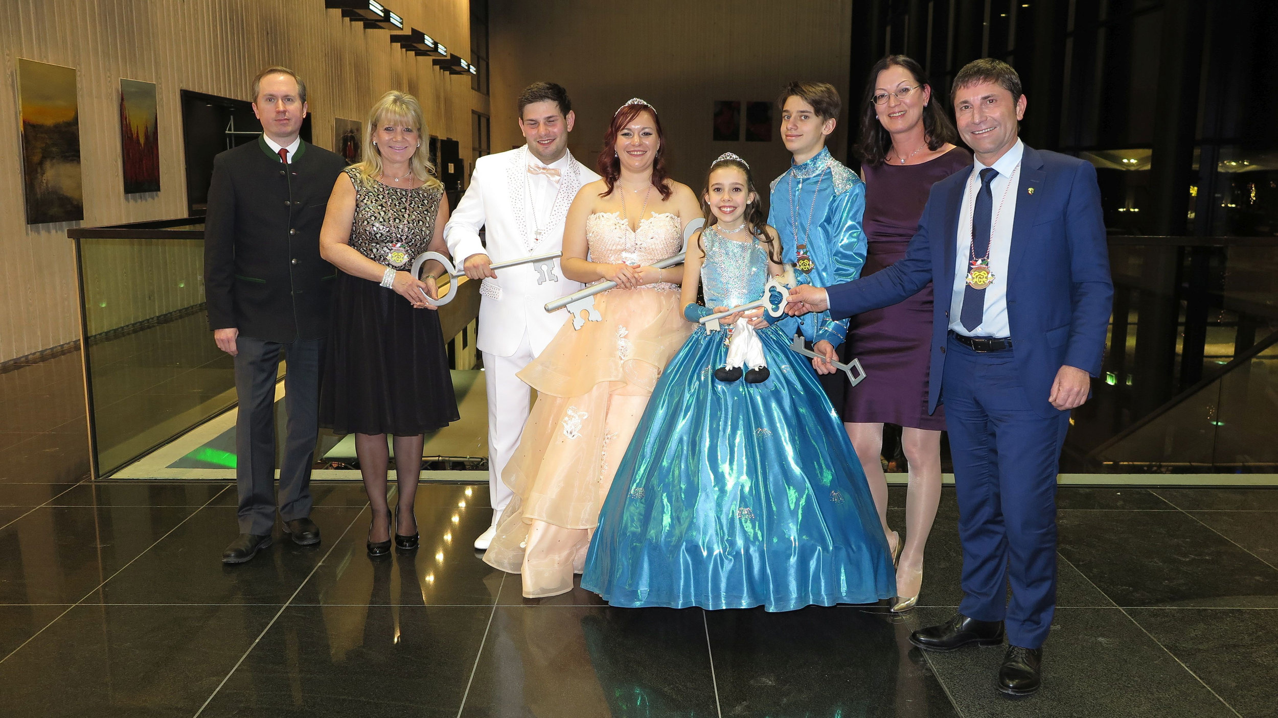 Von links: Dr. Mike Malm, Gabriele Neff , Prinz Matthias I.,Prinzessin Veronica I., Prinzessin Isabel I., Prinz Tristan I., Claudia Tausend, Andreas Kemmelmeyer.