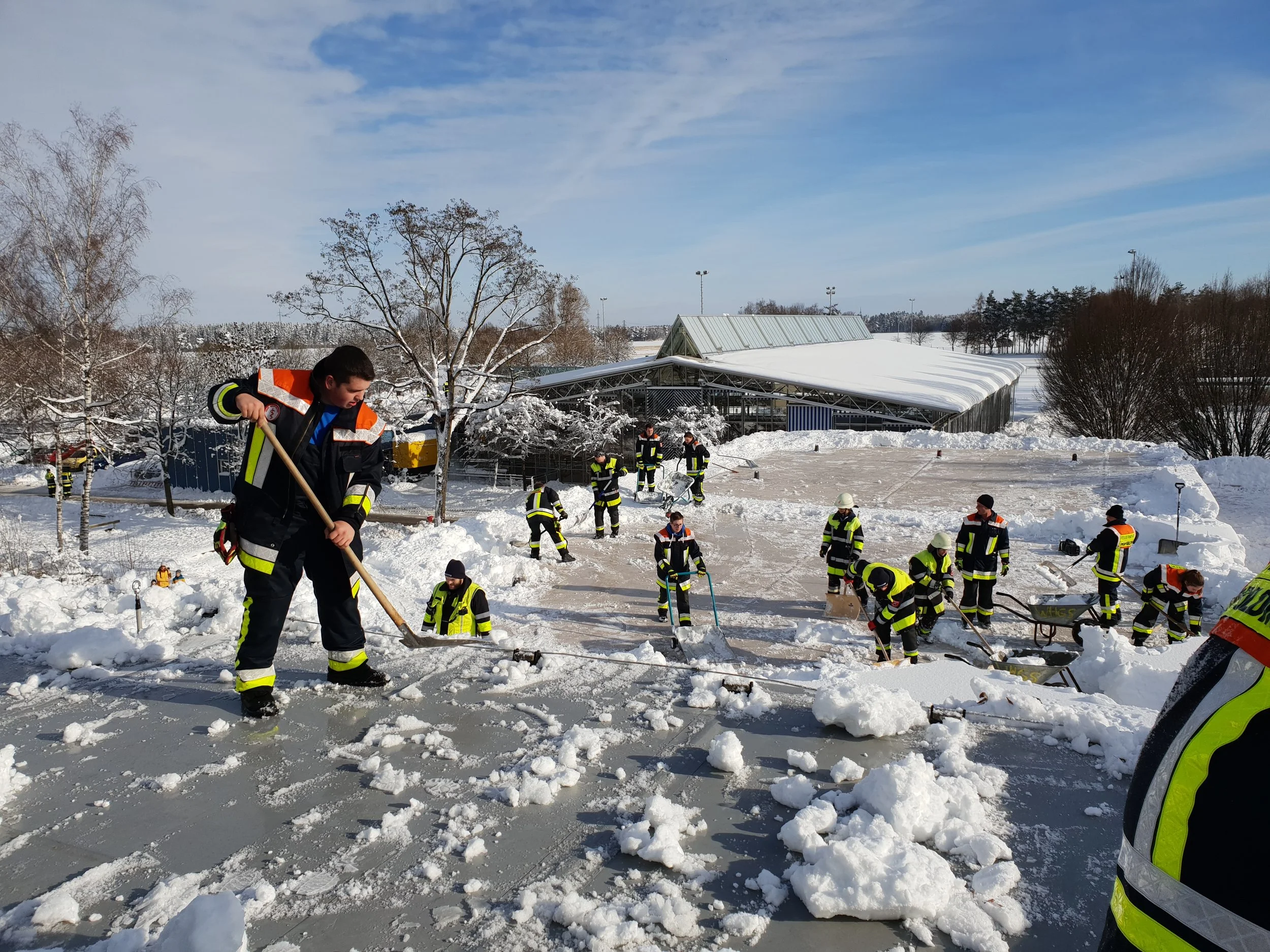 Die Sauerlacher Feuerwehr beim Räumen von Schule und Mehrzweckhalle