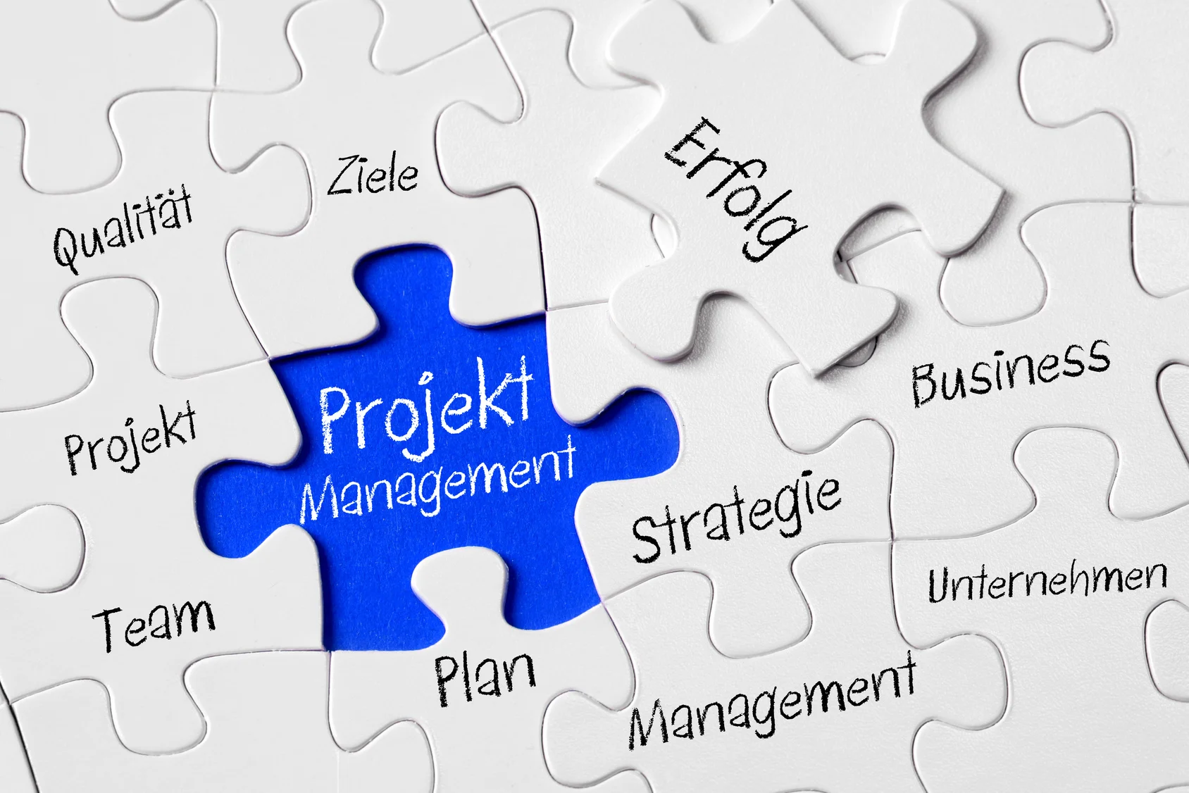 Projektmanagement ist wie ein Puzzle. Wer weiß, wie man die einzelnen Schritte richtig plant, aufbaut und schließlich zusammenführt, dem ist der Erfolg gewiss. Copyright: Colures-pic – fotolia.com