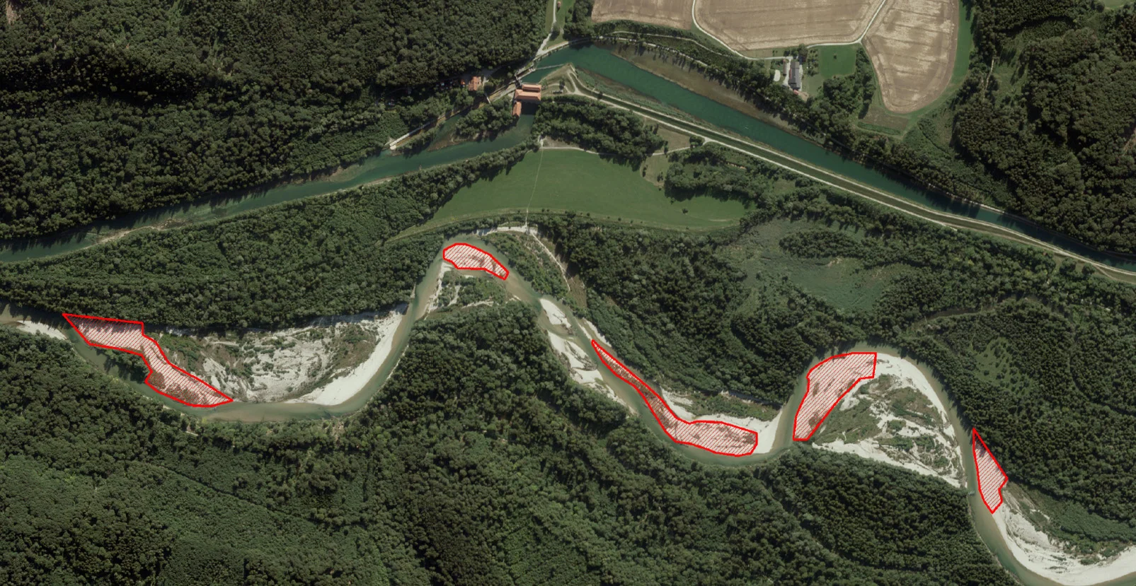 Die roten Bereiche markieren die aktuell gesperrten Kiesbänke und -inseln bei Mühltal.