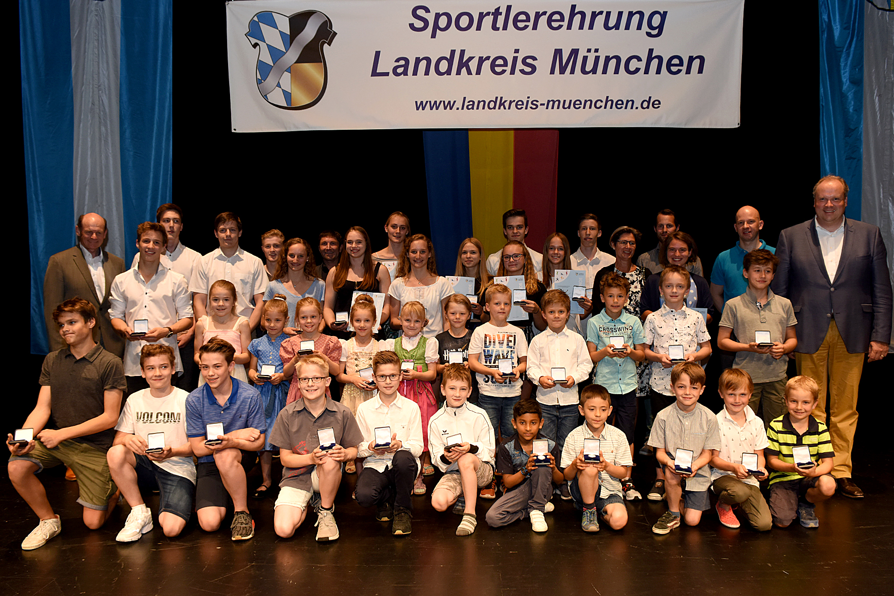 Freuen sich über ihre Medaillen: Die zahlreichen geehrten Turnerinnen und Turner aus den Vereinen SV Heimstetten, TSV Ottobrunn, TSV Unterföhring und TSV Unterhaching.