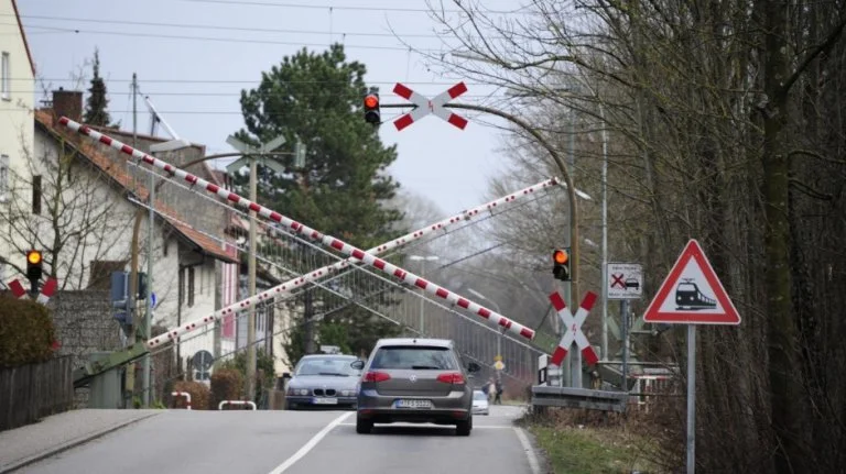 Bahnuebergang_Gemeind_Oberschleißheim.jpg