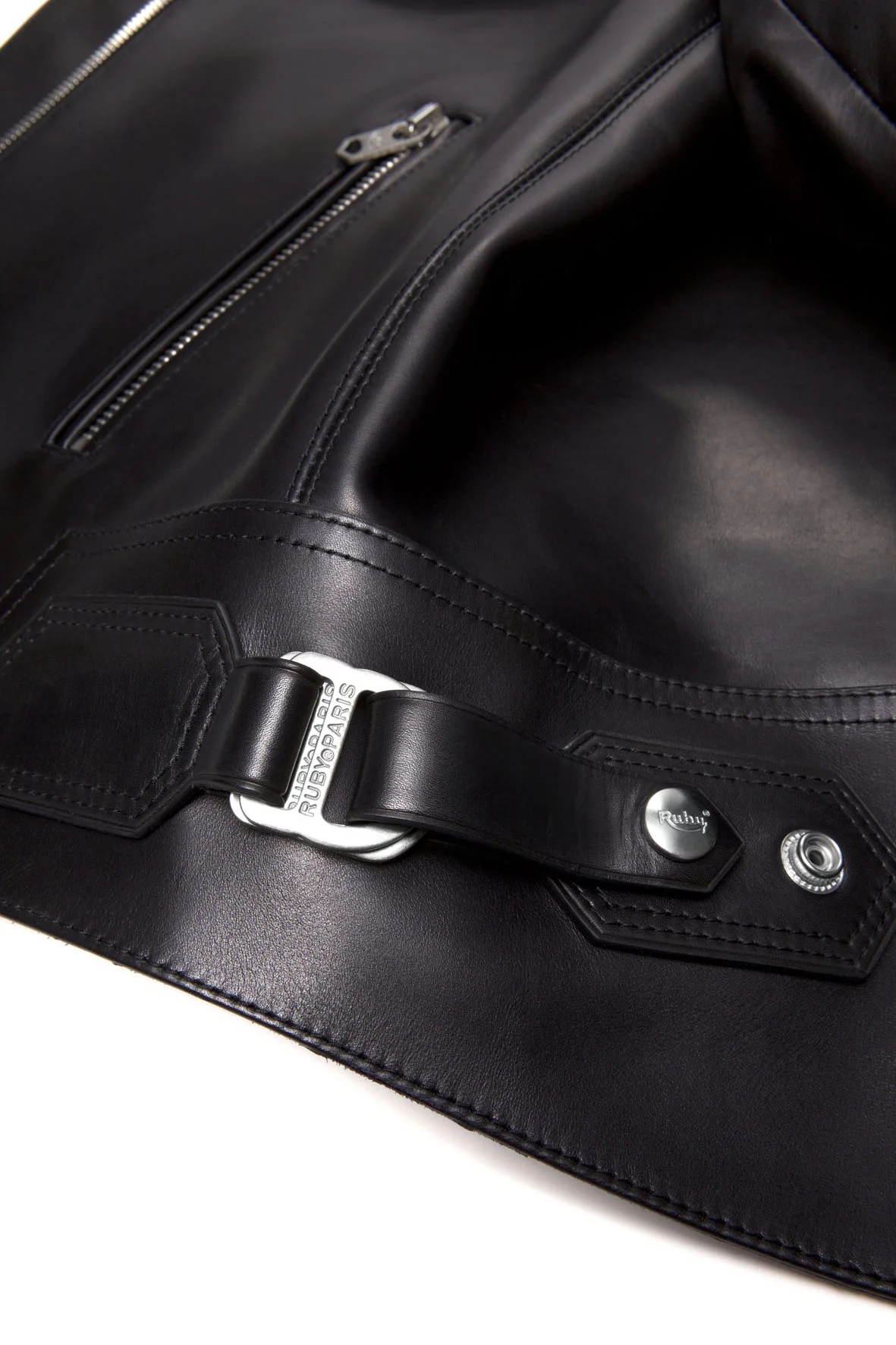 CUIR_DETAIL_03_FondBlancW.jpg