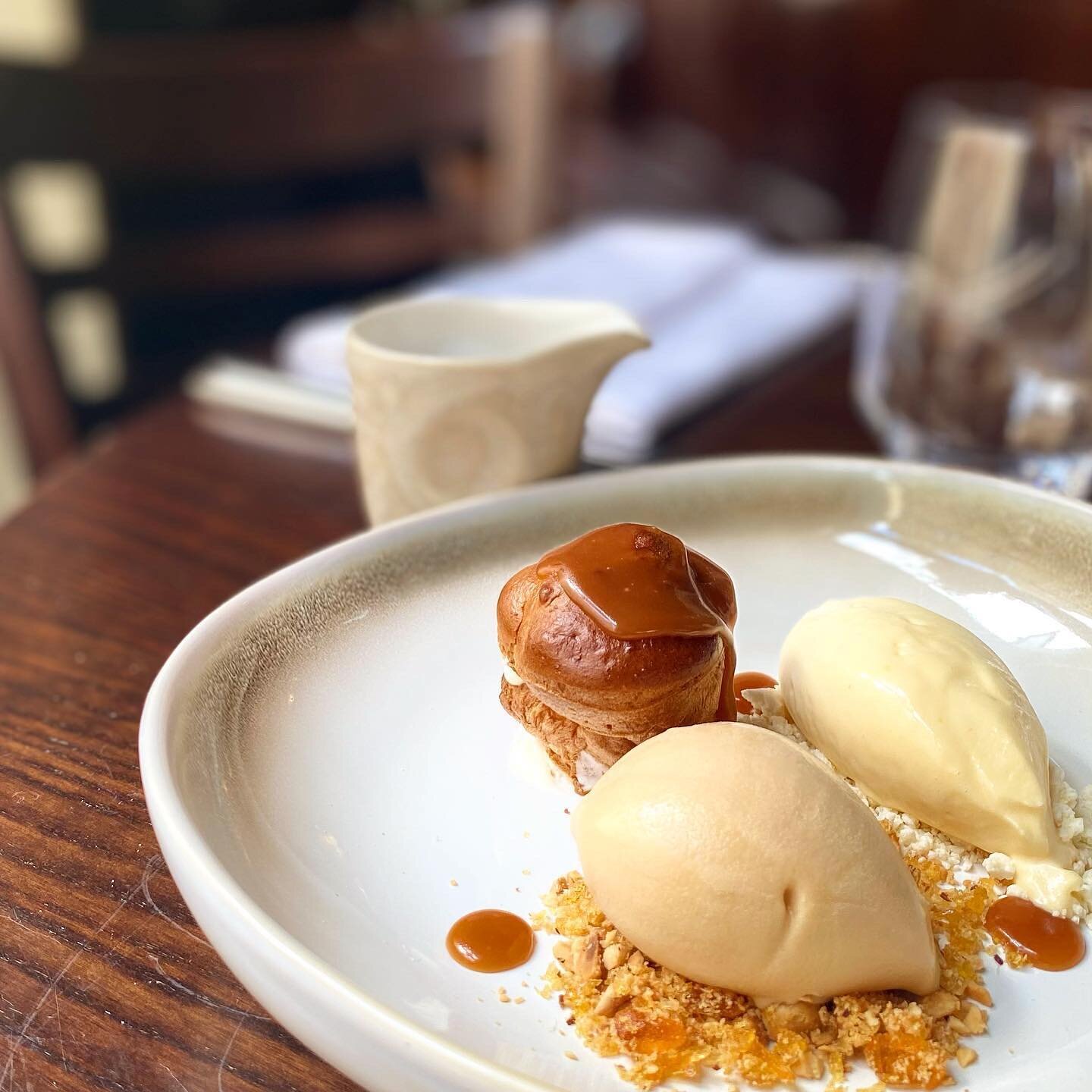 Profiterole, salted caramel ice cream, white chocolate and clotted cream mousse, praline coverrrred in butterscotch if this isn&rsquo;t a dream then I don&rsquo;t know what is!!
&bull;
&bull;
&bull;
#profiteroles #pudding #dessert #sweets #icecream #