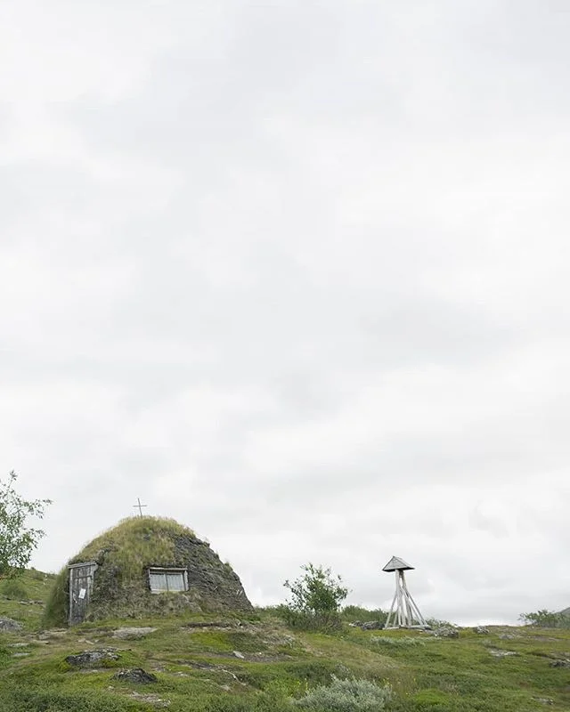 💛
As I approached the Sami village Staloluokta, so did several helicopters 🚁 Not only did they come with provision for the local kiosk, they also brought tourists who wanted to reach the village and spend some time in the mountains, but were unable or unwilling to walk the whole way. Pretty cool! 😎👣
:::
Here's a picture of the local church, located on a hill with the view of the Norwegian mountains in the background ⛰️😍🇧🇻 :::
#almosthome #pilgrimage #npl #sapmi #sapmivillage #hiddentreasures #north #sweden