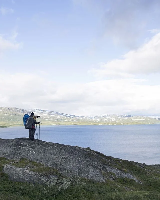 💛
Apart from the time when my boyfriend came to visit me, I only had two days on the trail in someone else's company:
:::
Day 29, I met Marit in the mountains of Dividalen, Troms. And like Marit said: "it was like hiking with a friend." 😂💖
And day 45, I spend the whole day with my Dutch friends Mette and Martin
:::
I met them the day before in a cabin located in the village of Låddejåkkå in Padjelanta National Park, Sweden. We spend a nice social evening in the common room and decided to hike together the very next day👣👣👣
:::
In Mette and Martin's company, the hike was so pleasant, and so easy! We walked and talked non-stop, taking pictures and eating lunch. As we passed the most charming pond with spectacular view, we decided to pitch up our tents and camp for the night. I was almost crying seeing my tent in company with two others ⛺ 🏕️ ⛺
:::
We sat by the water and ate dinner before saying good night and retreating into our separate tents.
:::
#friends #blessed #grateful #beautifulmemories #pilgrimage #thruhiking #crosscountry #norgepålangs 🇧🇻