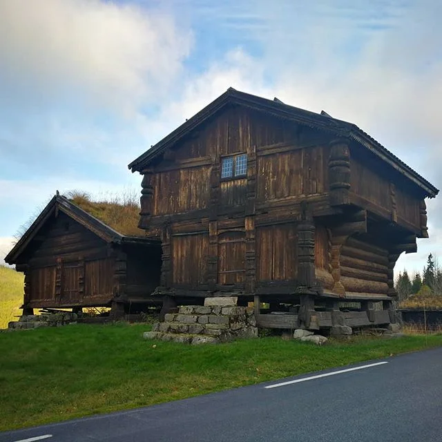 💛
If I could live in a simple wooden cabin in the Norwegian mountains, no electricity or water, I would. Just nature and me 🌄🗻 (and my Simon) 💖
:::
I loved hiking through Setesdalen. It had that authentic vibe of Norwegian culture I always found so charming. I just wanted to put on my #bunad and show off my true (red, white and blue) colours 🇧🇻
:::
#norwayinmyheart #proudnorwegian #npl #norgepålangs #visitnorway #thruhiking