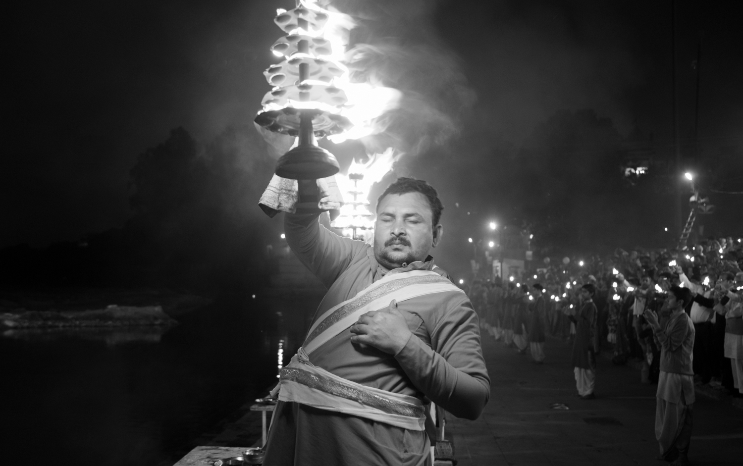 An evening Ganga aarti unfolds at Triveni Ghat, Rishikesh, as hundreds of pilgrims join in.