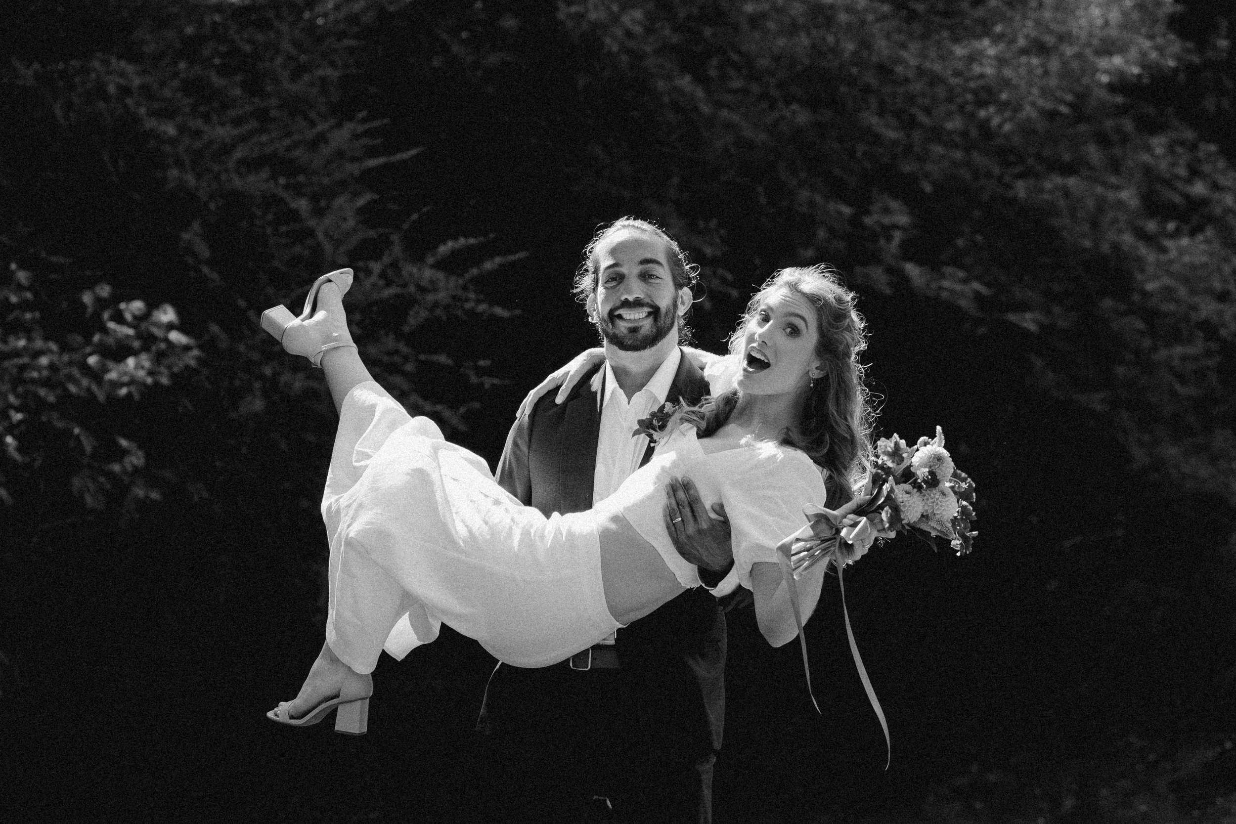 Couple portraits by the Eno River after courthouse wedding in Hillsborough, NC | Durham, NC photographer | Merritt Chesson Photography