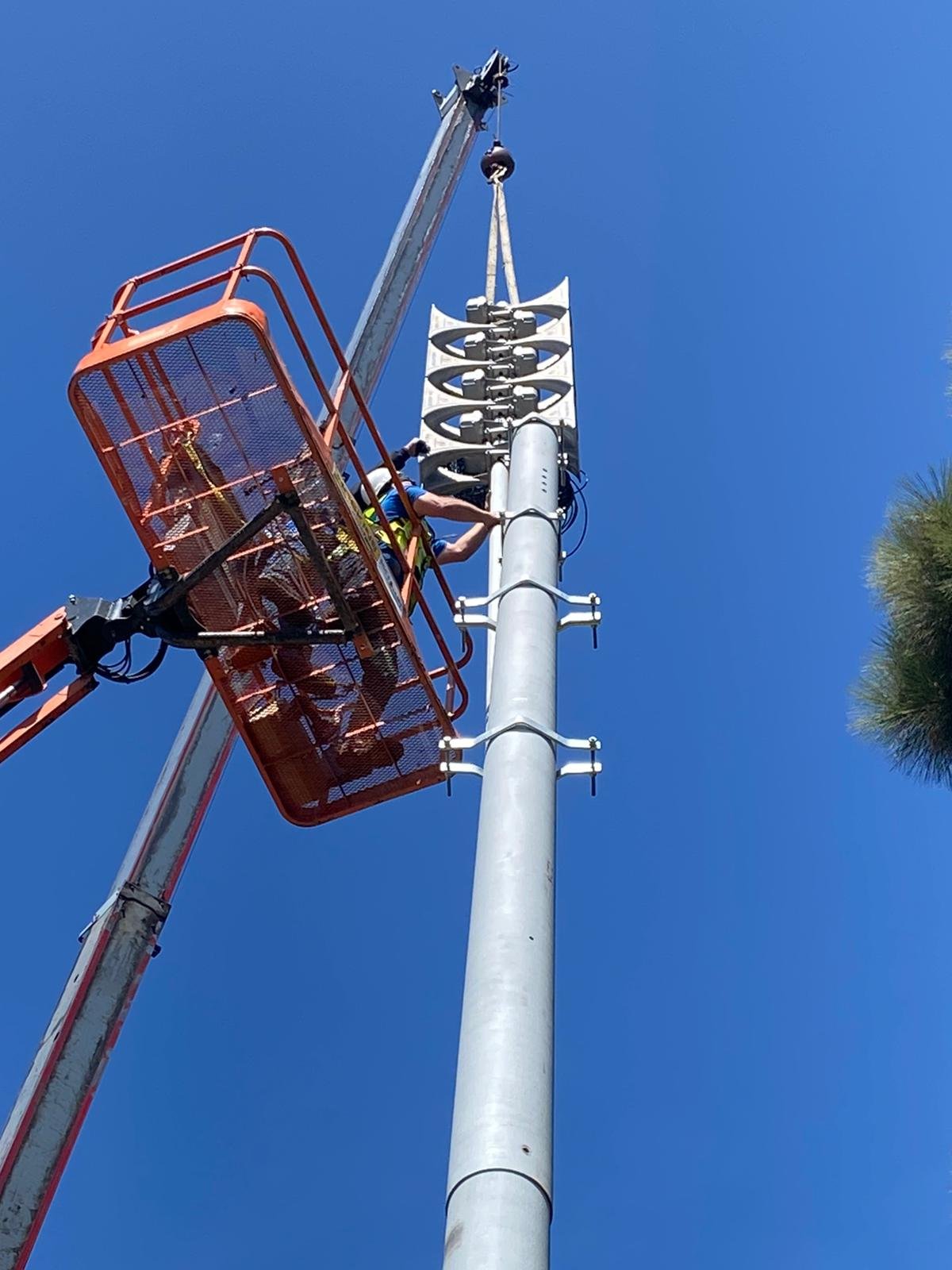 Alertus Installing HPSA speakers_top of pole.jpg