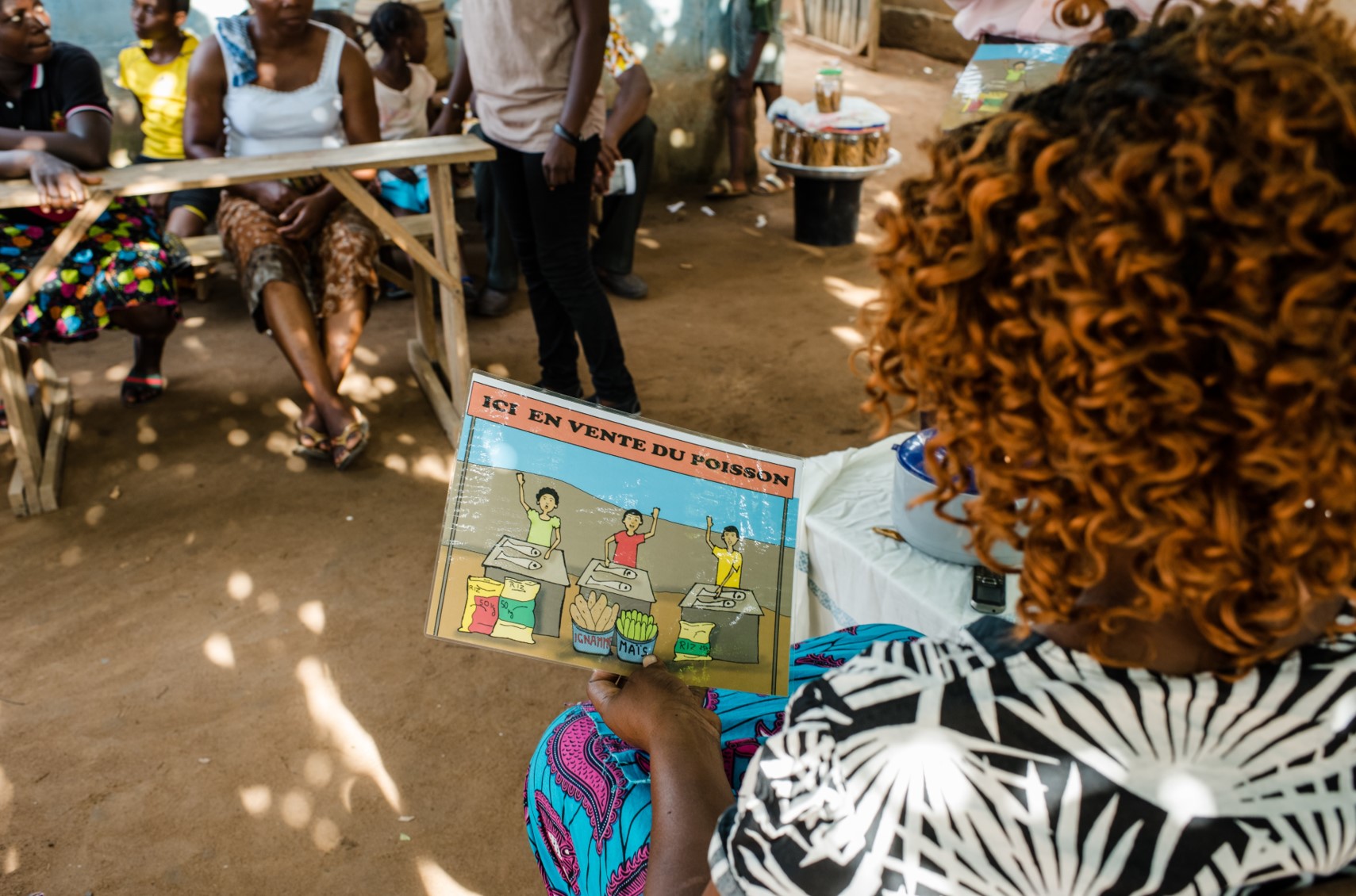 "How can you distinguish yourself in a competitive market?" The subject under discussion at one of the mandatory Economic and Business training sessions for all those who receive loans from IADES. Cards are used for those not able to read.