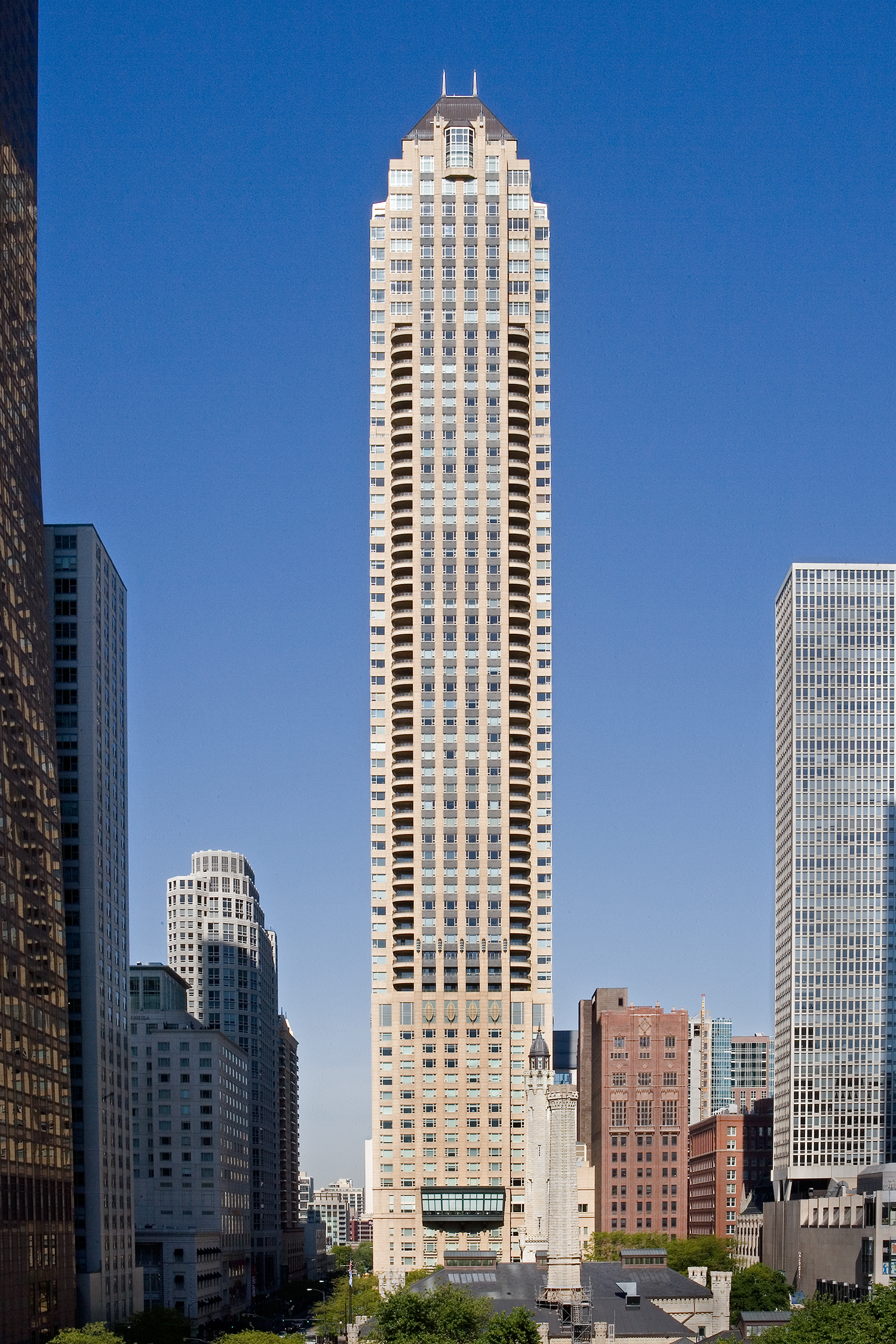 Park Tower / Chicago / Lucien Lagrange