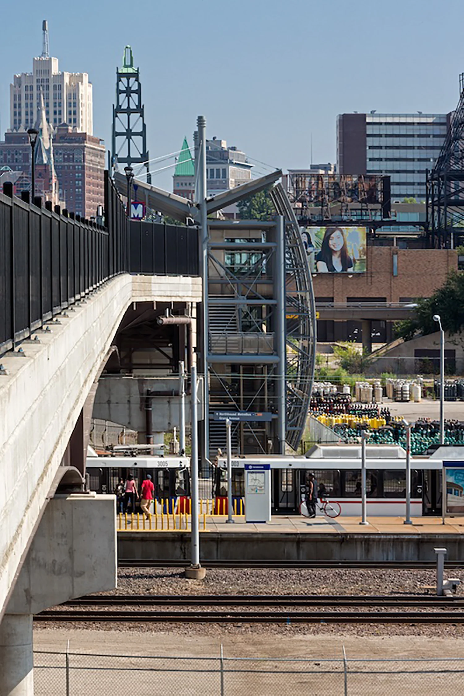 Grand Boulevard Bridge and Scott Avenue Transit Plaza / HDR Inc. and The Lawrence Group / 2012