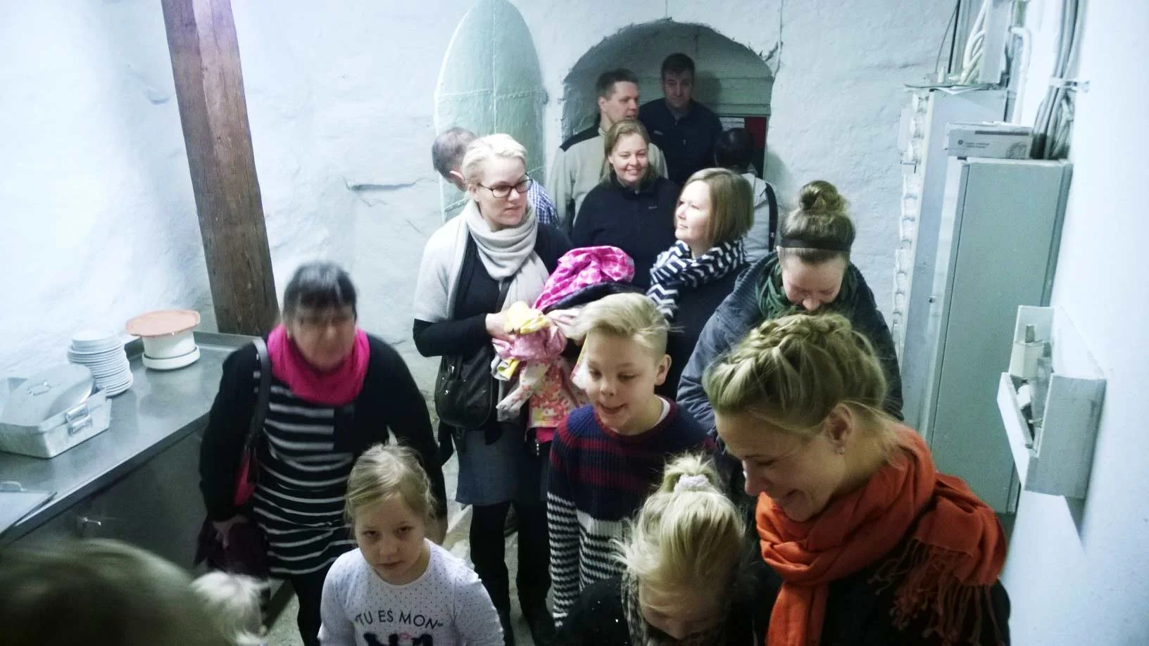 Kartanon kellari on 1500-luvulta. Ehkä hiukan pelottavakin paikka, sai lapset näkemään itsensä ritarileikeissä ja vankityrmissä.