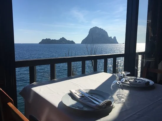 Las vistas a Es Vedrá son mágicas, no te pierdas su Bullit de Peix y por supuesto empieza mojando pan en Allioli… Sobremesa memorable :)