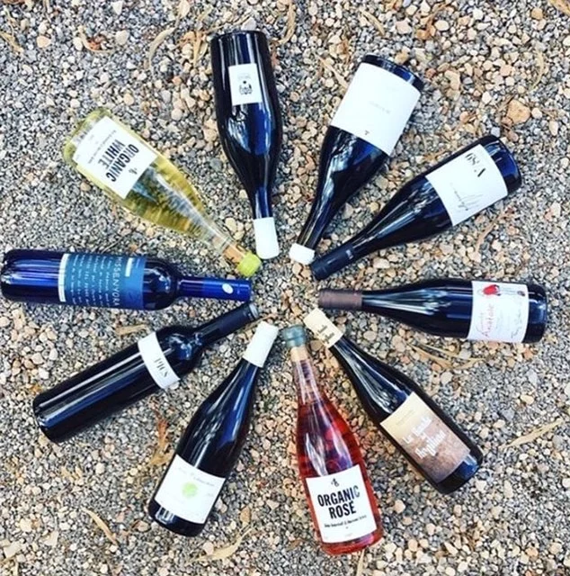 LA FIEBRE DEL VINO NATURAL . Elaborados con la mínima intervención tanto en la tierra como en el proceso de vinificación. No añaden levaduras que no sean autóctonas,no filtran y no estabilizan. Y a nivel viticultor, los que respetan la tierra y su entorno, así como sus tiempos. Encuéntralos en B&ME NATURAL WINES FEVER. Prepared with minimal intervention both on the land and in the winemaking process. They do not add yeasts that are not autochthonous, they do not filter and they do not stabilize. And at the winegrower level, those who respect the earth and its environment, as well as their times. Find them in B&ME