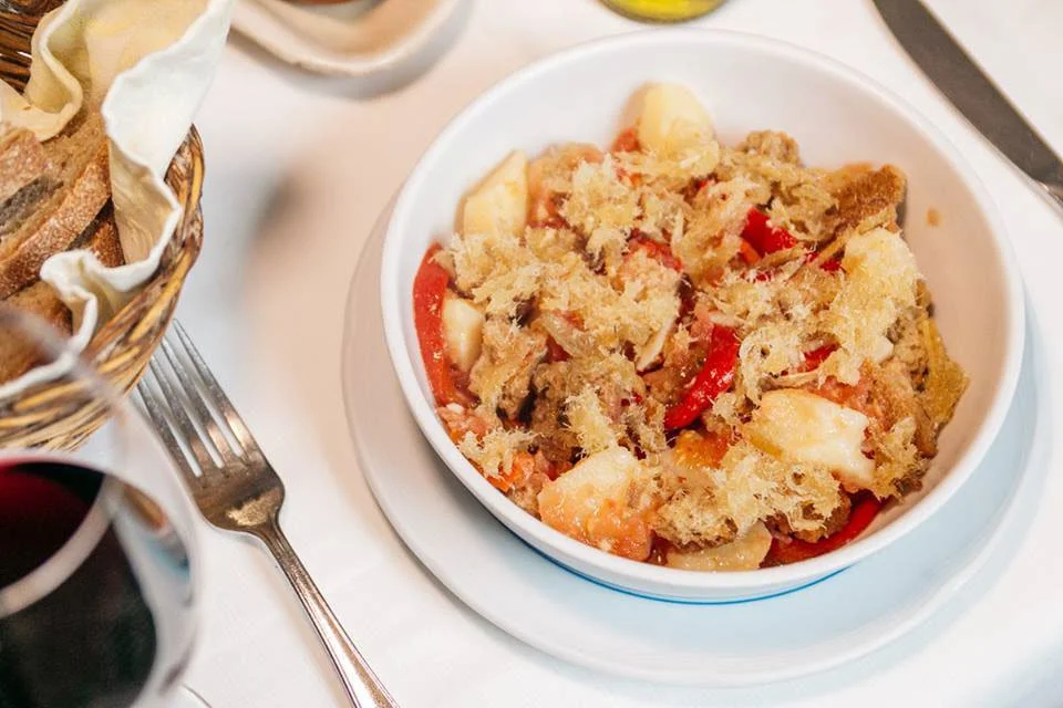 Amanida de crostes de Es Rebost de Can Prats, ensalada ibicenca tradicional con pescado seco y pan en Sant Antoni, Ibiza