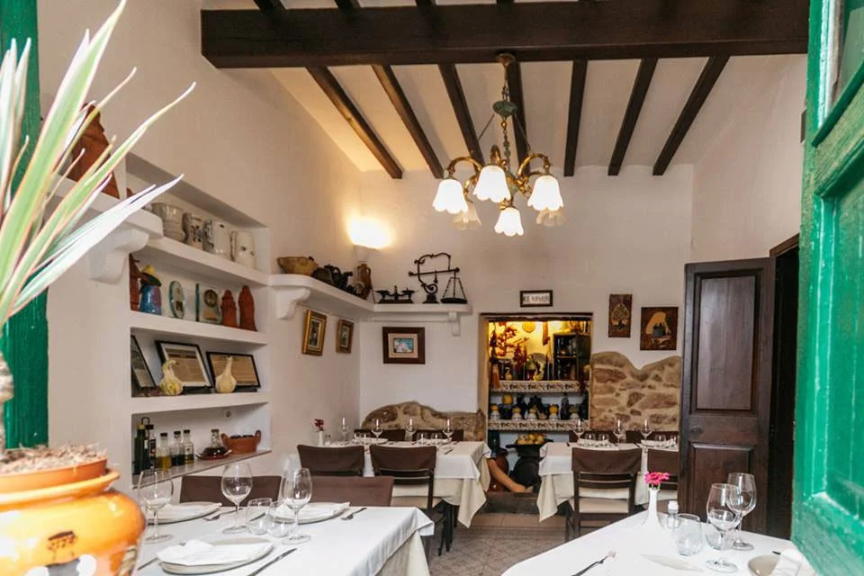 Interior del restaurante Es Rebost de Can Prats, uno de los mejores restaurantes de cocina tradicional ibicenca en Sant Antoni, Ibiza — Ibiza Food Lovers