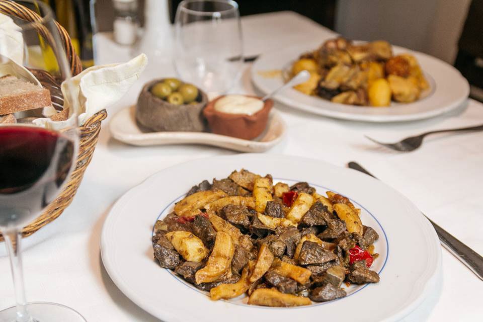 Frita payesa de Es Rebost de Can Prats, plato tradicional ibicenco con asadura, patatas y pimientos en Sant Antoni, Ibiza