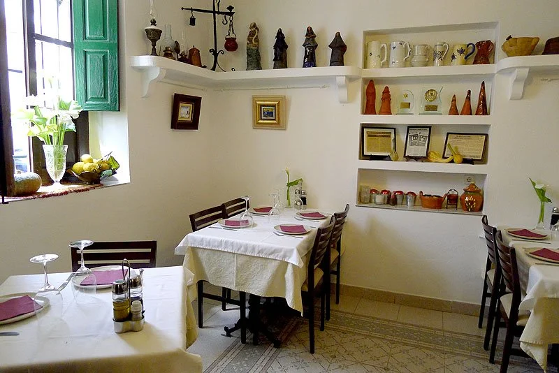 Salón interior de Es Rebost de Can Prats, restaurante de cocina ibicenca tradicional en Sant Antoni, Ibiza