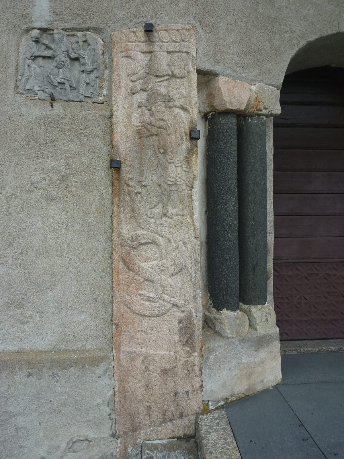 4 Sankt Göran- och Tomas-relieferna före rengöring.jpg