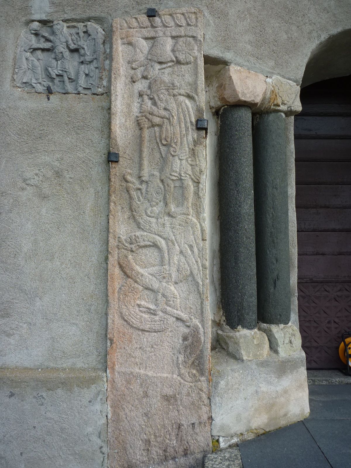 5 Sankt Göran- och Tomas-relieferna efter rengöring.jpg