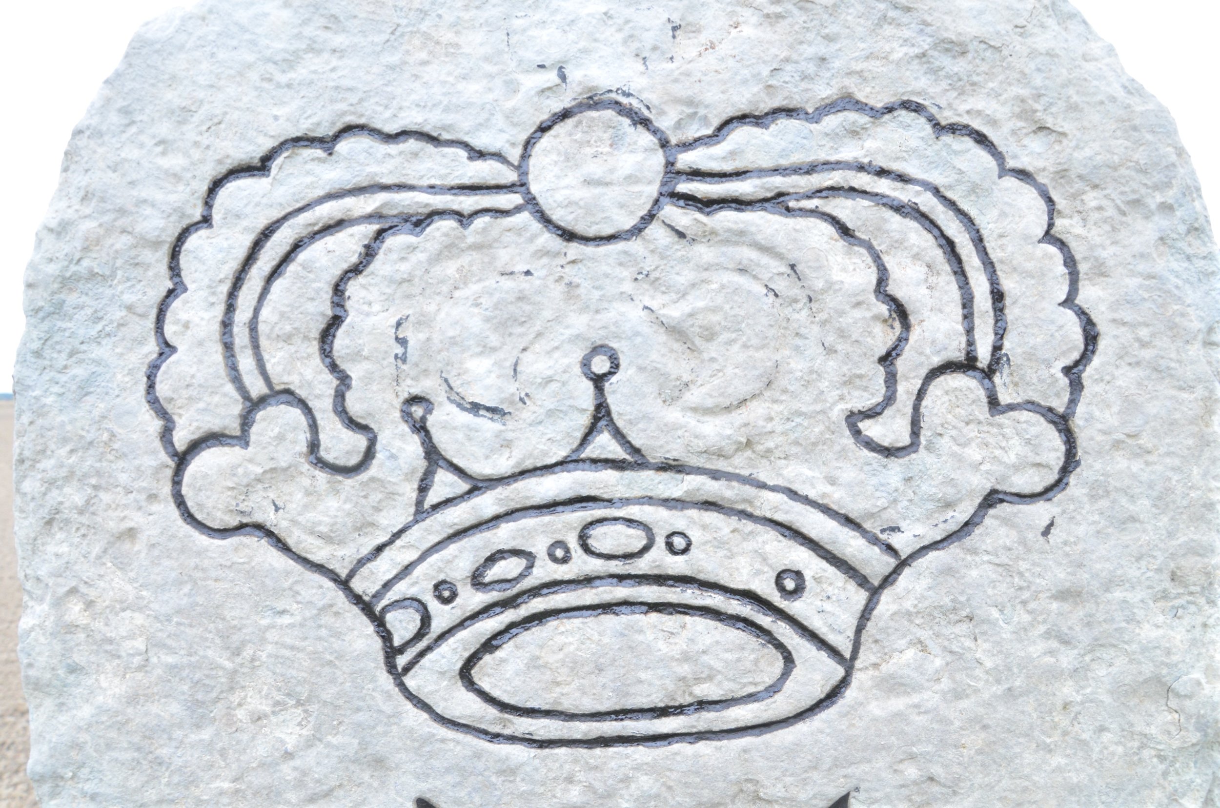  Detaljbild på en av kronorna där delar av stenen saknas 