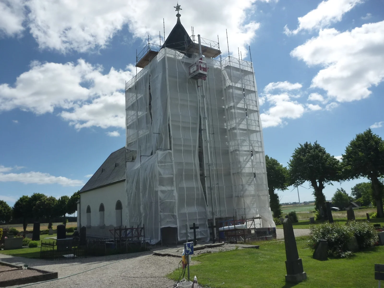 Byggnadsställningen under arbetet