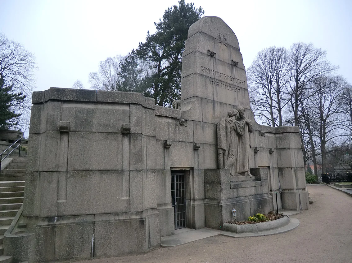 Gravmonumentet utifrån