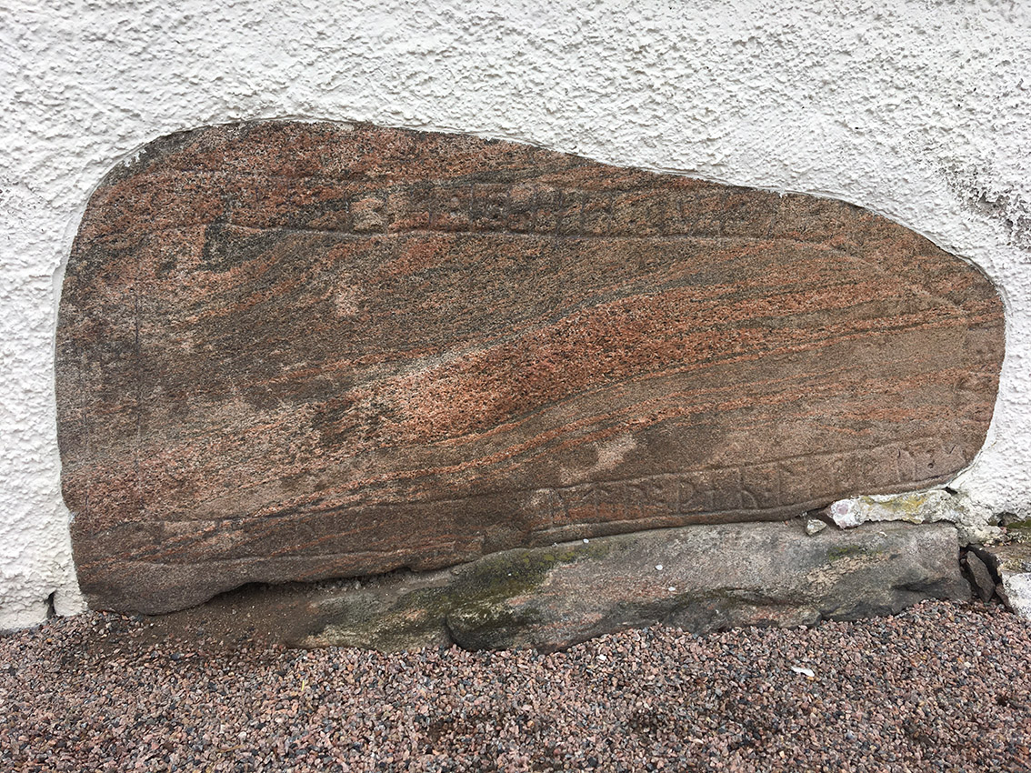  Runstenen är inmurad i Kvibille kyrka. &nbsp;Runskriften översätts till "Eve och Torgöt, de lade stenen över Torlak. Gud hjälpe hans själ. " 