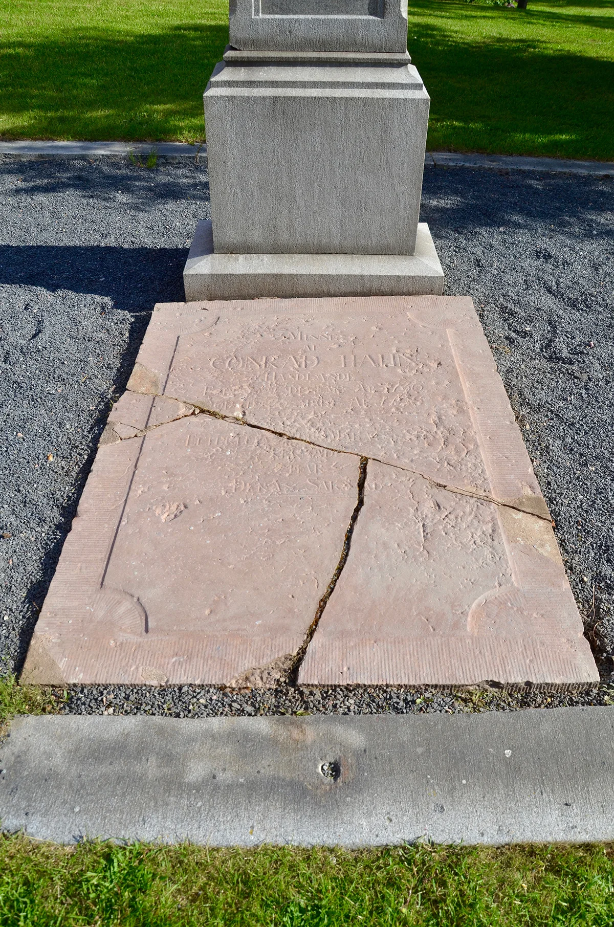 Hela gravstenen rengjord.