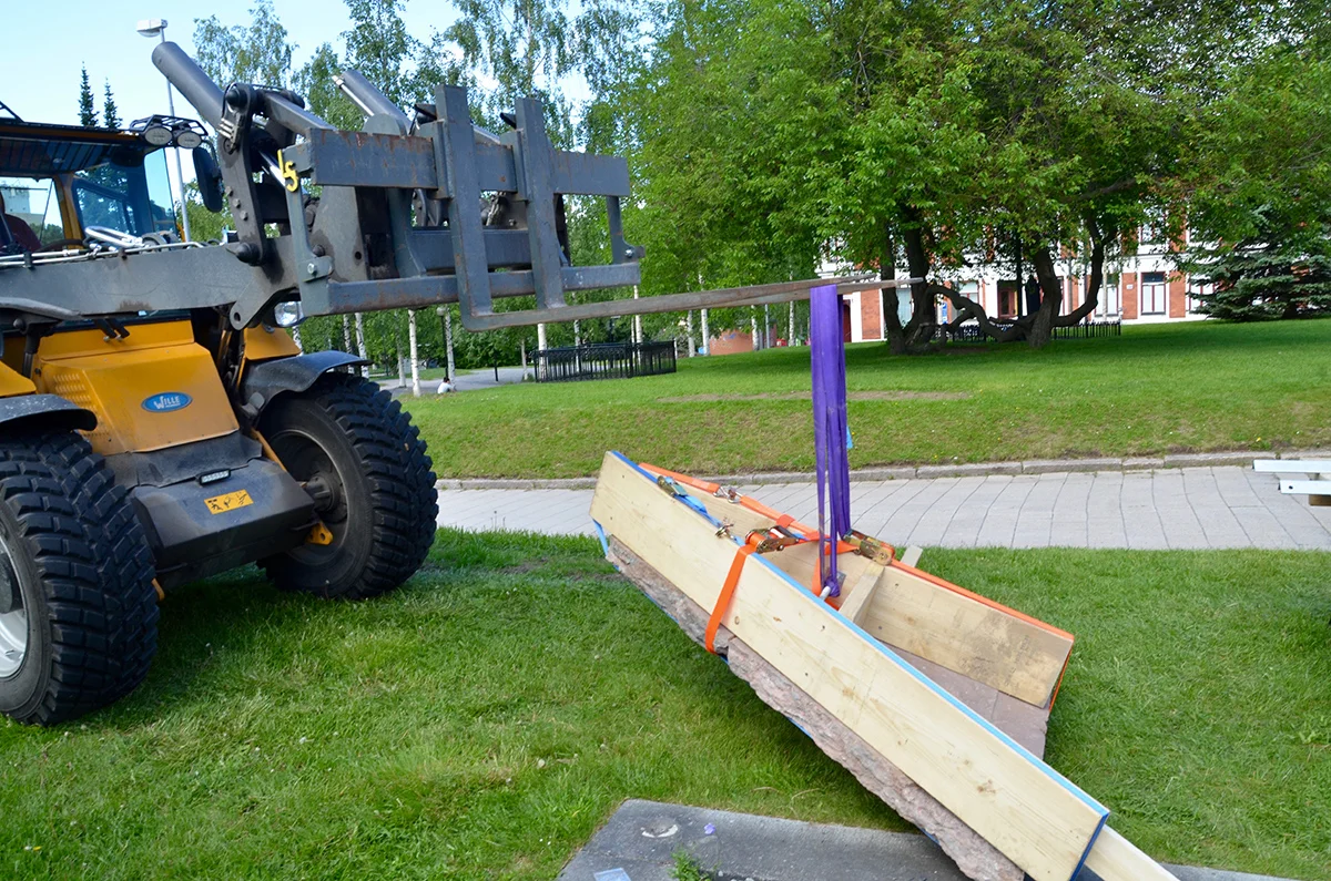 Delarna lyfts på plats