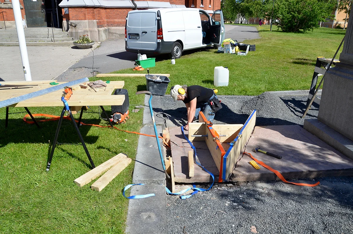 Bitarna fixeras genom att grus pressas in under hällen.