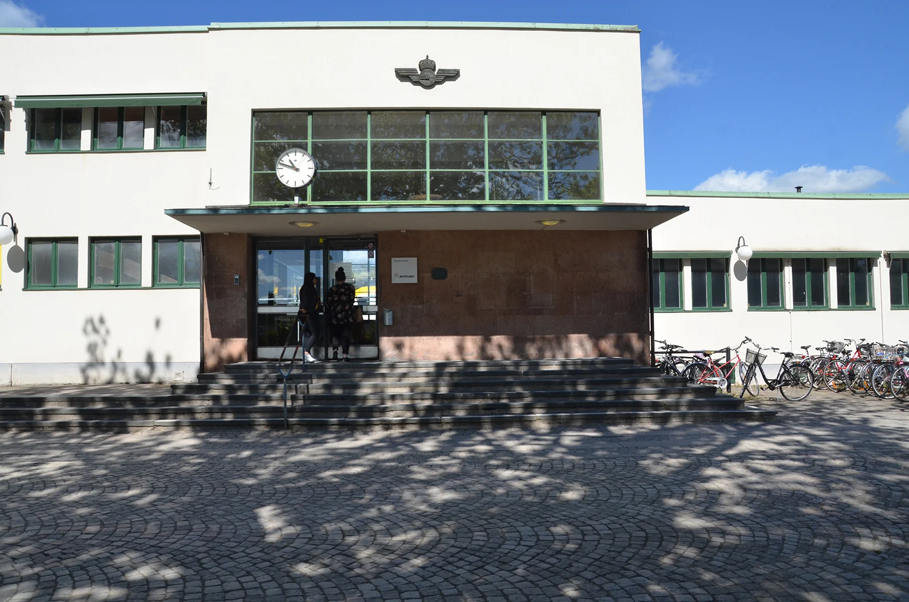 Stationsbyggnadens entré.