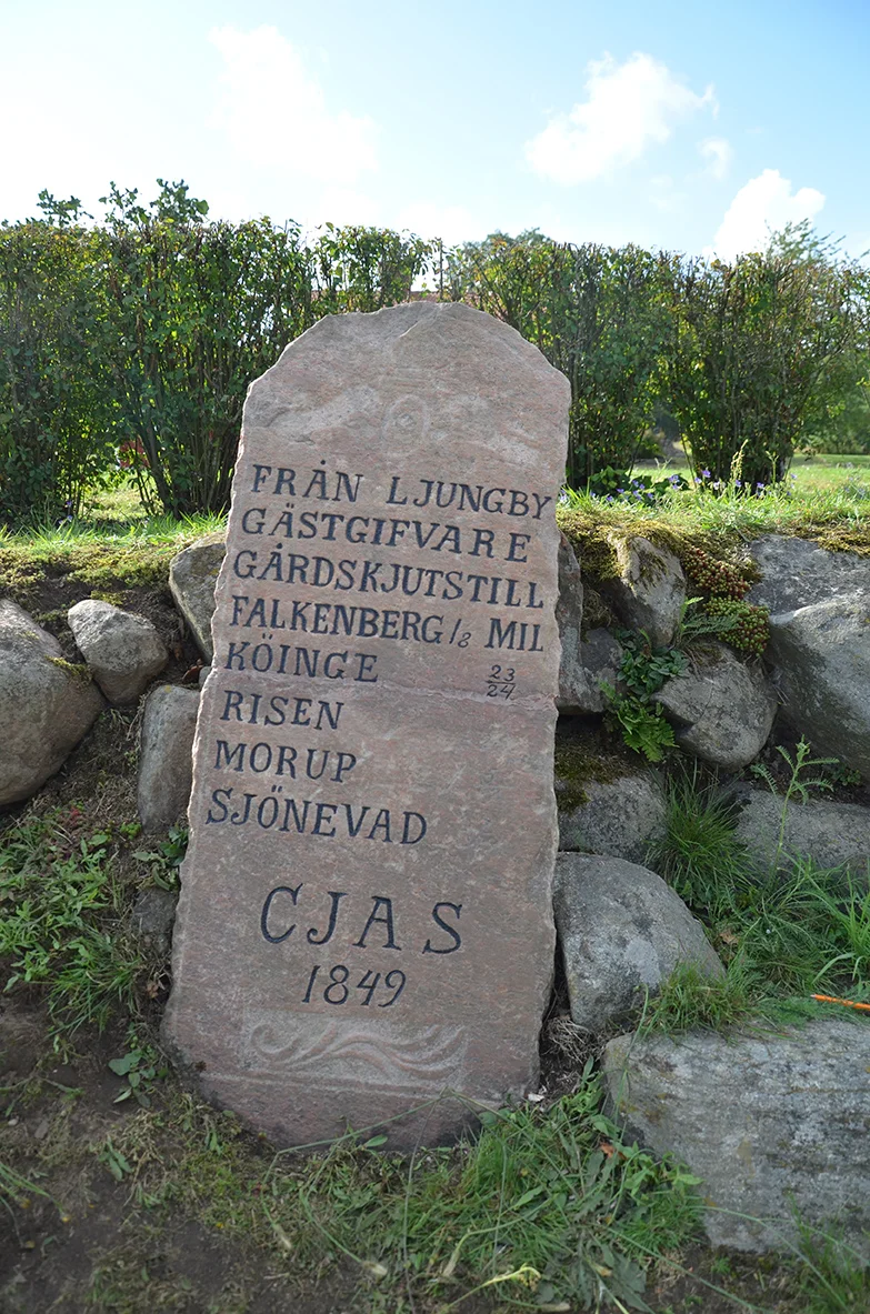  Texten fylldes i med svart linoljefärg. 
