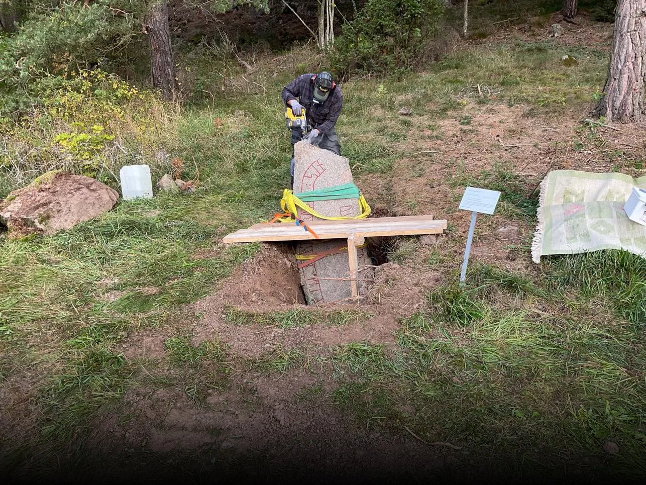 Brottytan bearbetas med kryssmejsel. Genom stenens placering skapades en säker och ergonomisk bra arbetsplats.
