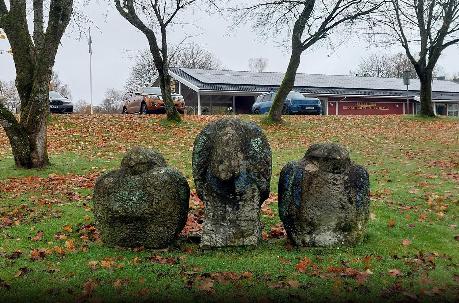  Skulpturgruppen före åtgärder. 