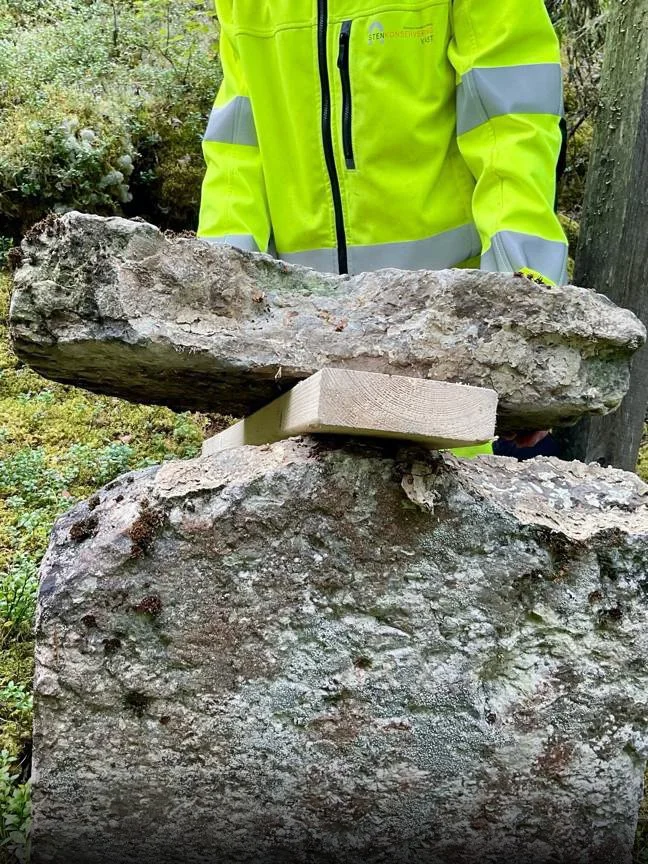  Ihopsatt med epoxilim som nu tjänat ut. 