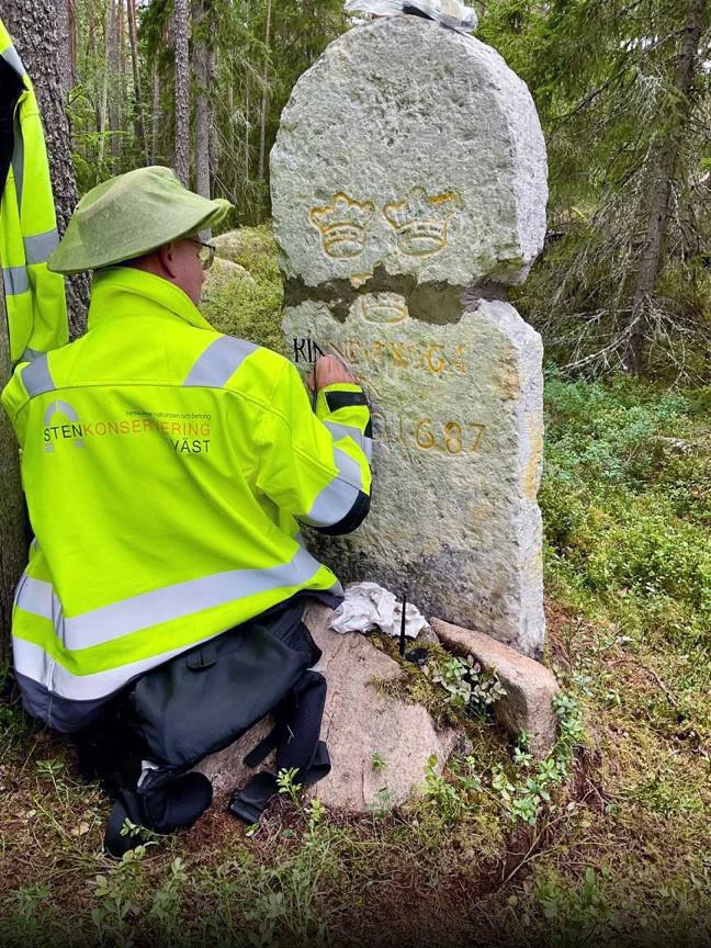  Skadan mellan delarna lagades upp med bruk och målning påbörjades. 