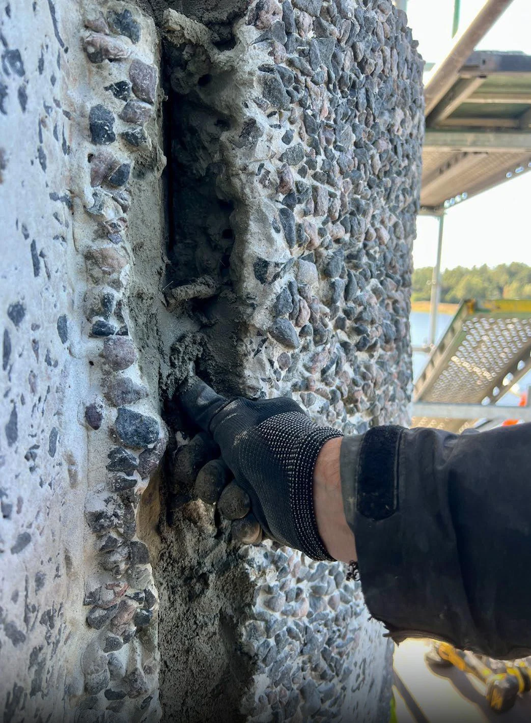  Sprickan tätades med betonglagningsbruk. Notera armeringsjärnen. 