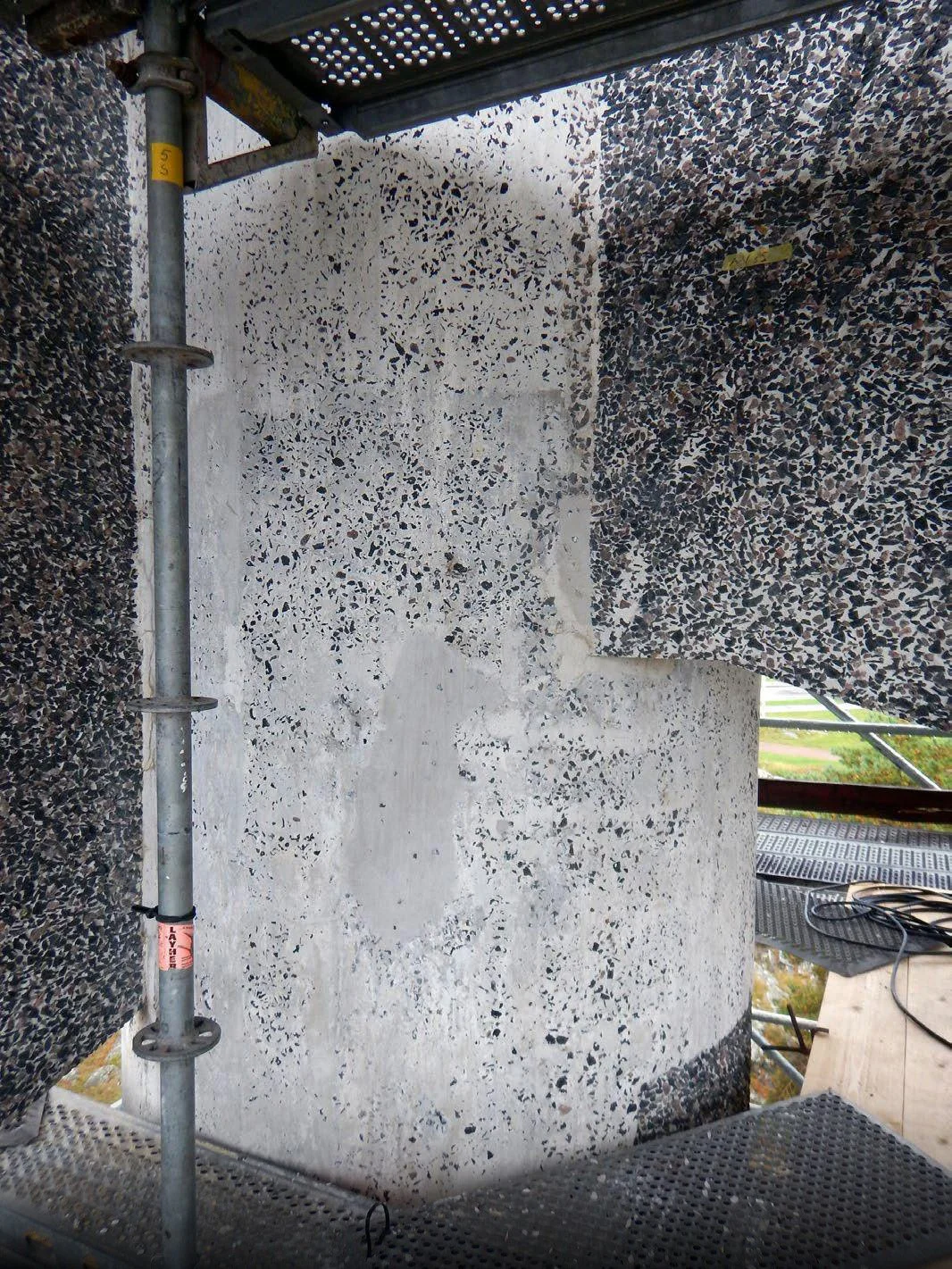  Skadan lagades med pigmenterat bruk. 