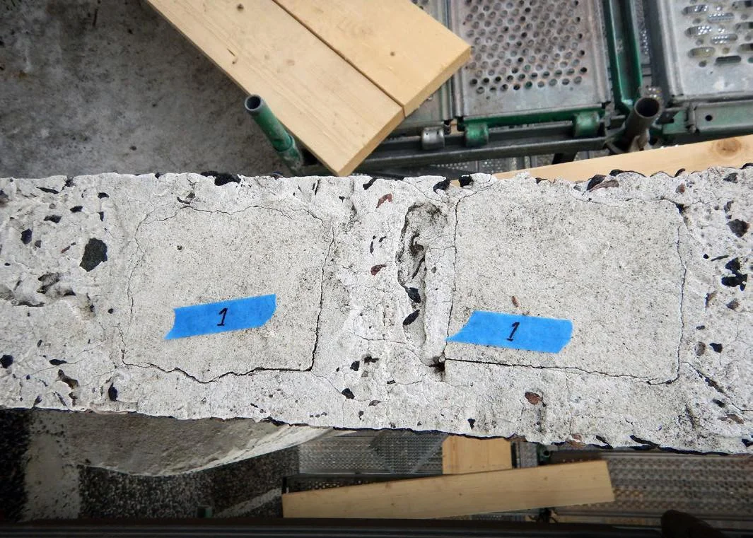  Sprickor på ovansidan av en vinge före åtgärder. 