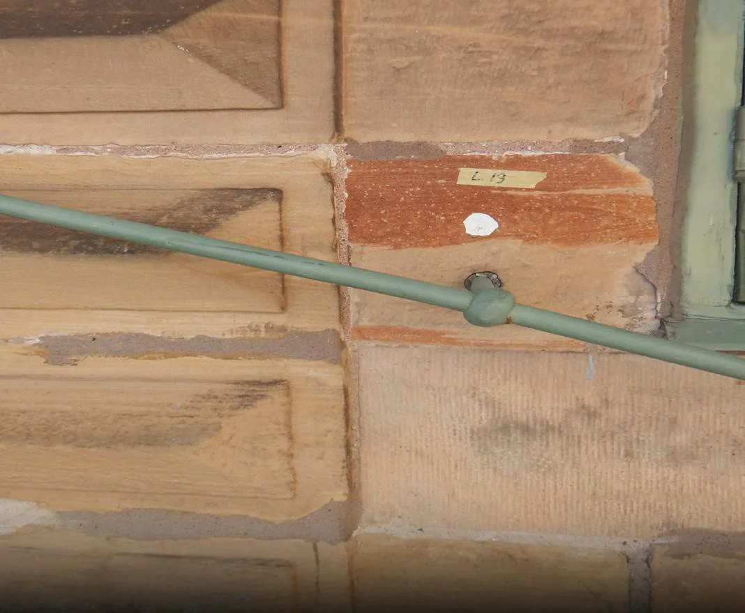  Missprydande äldre lagning. 