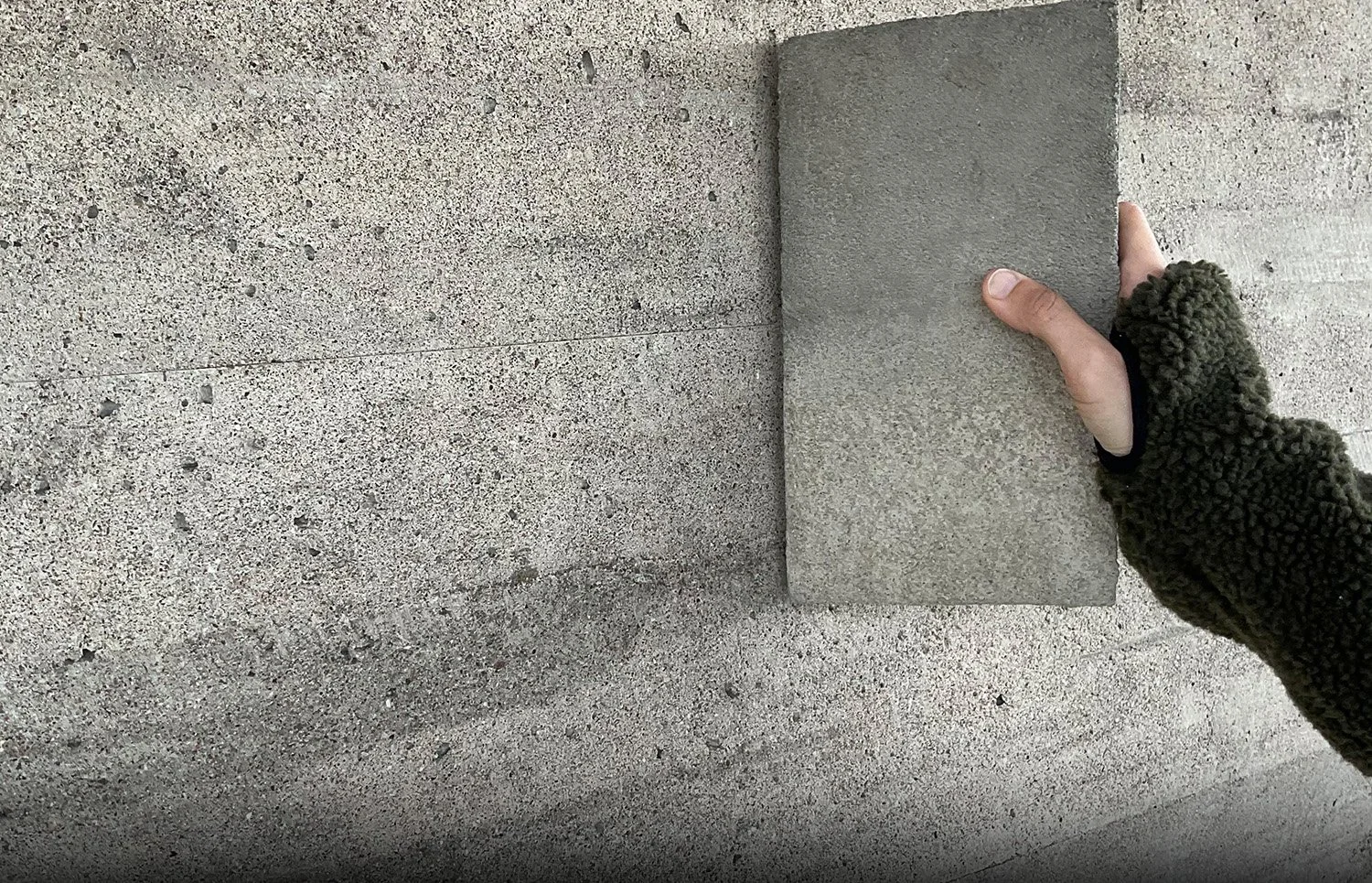  Betongprov jämförs med fasaden. 
