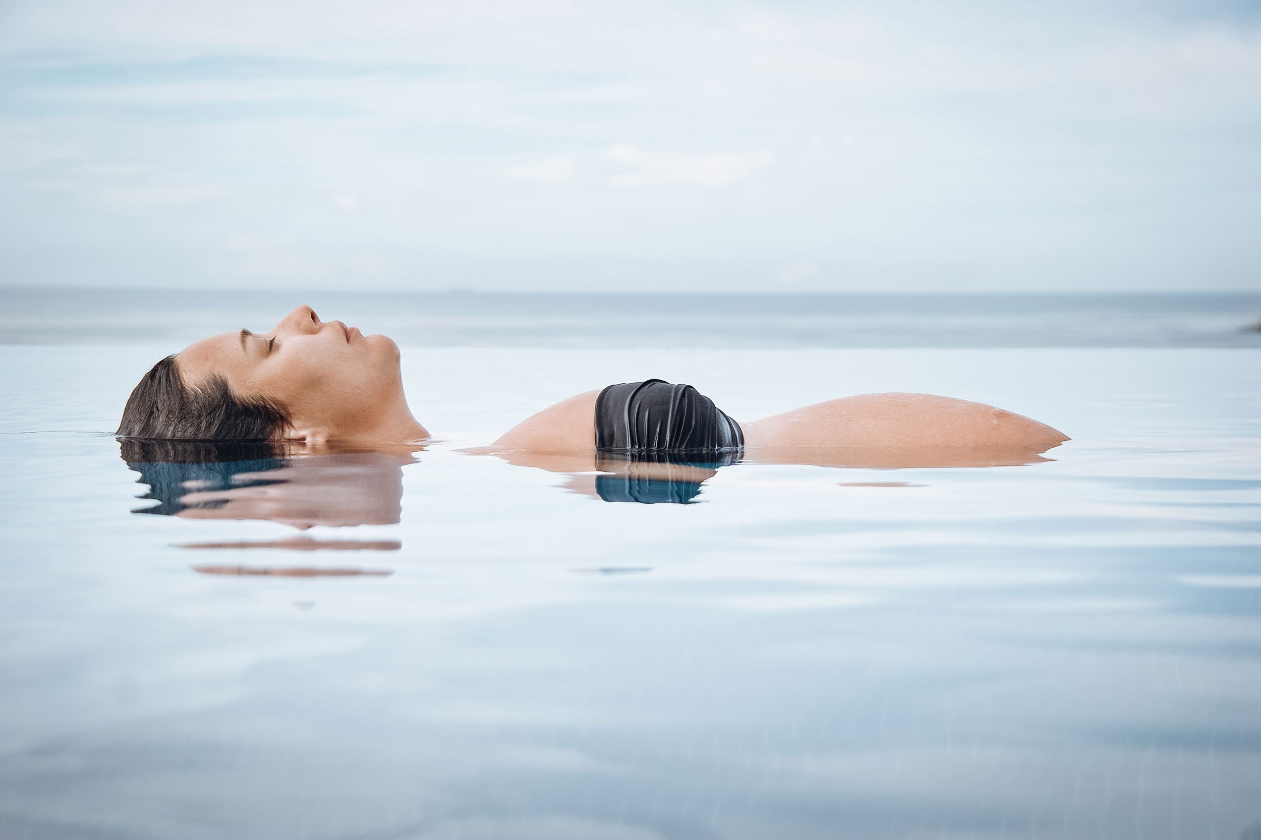 pregnant-woman-floating-in-infinity-pool-fine-art-photography-kjp.jpg