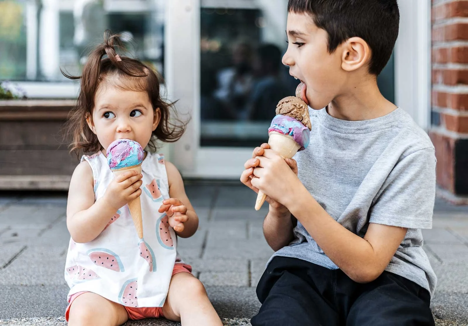 lifestyle-brand-photography-coquitlam-kids-eating-ice-cream-outdoor.jpg