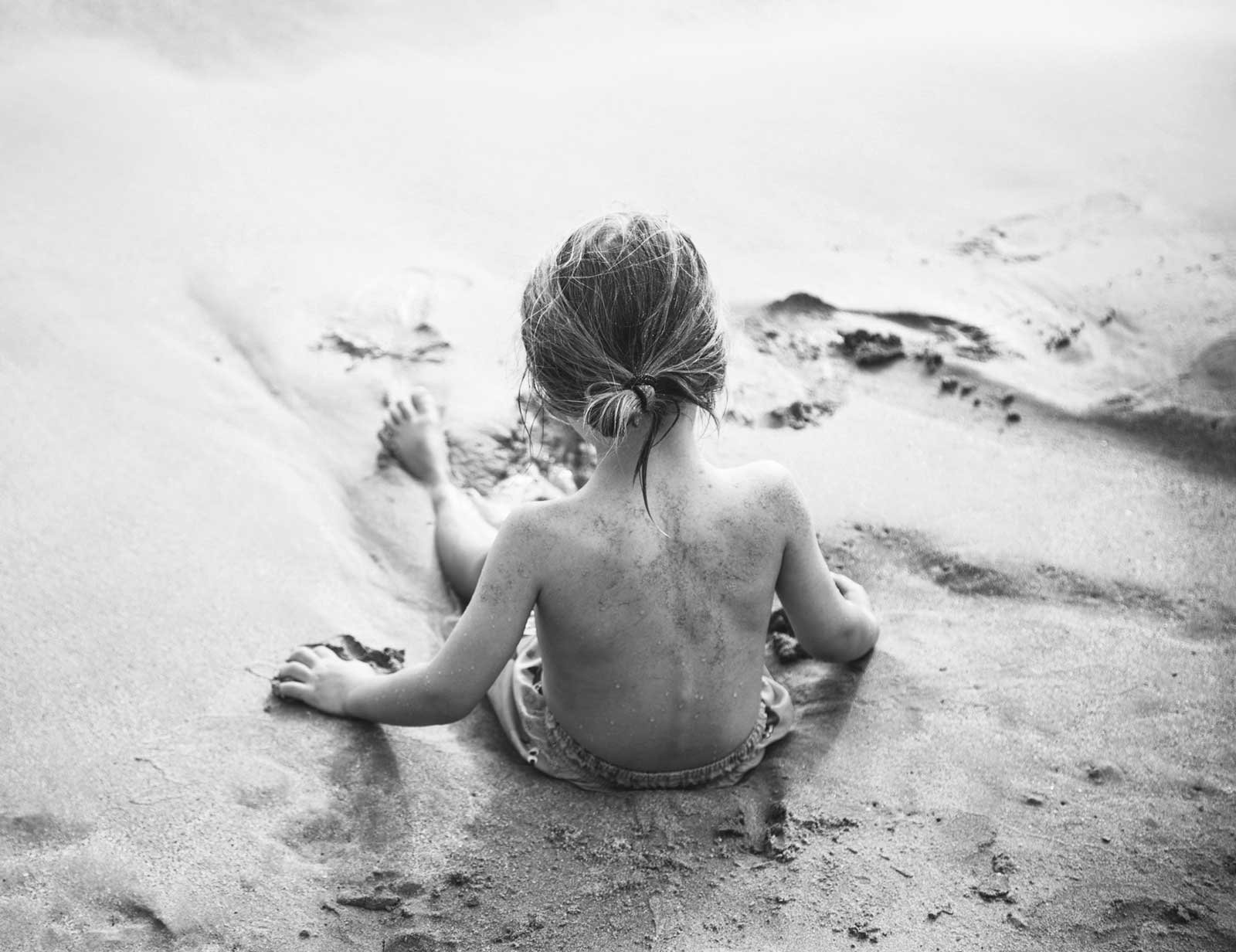 black-and-white-family-photography-kid-on-beach-travel-lifestyle.jpg