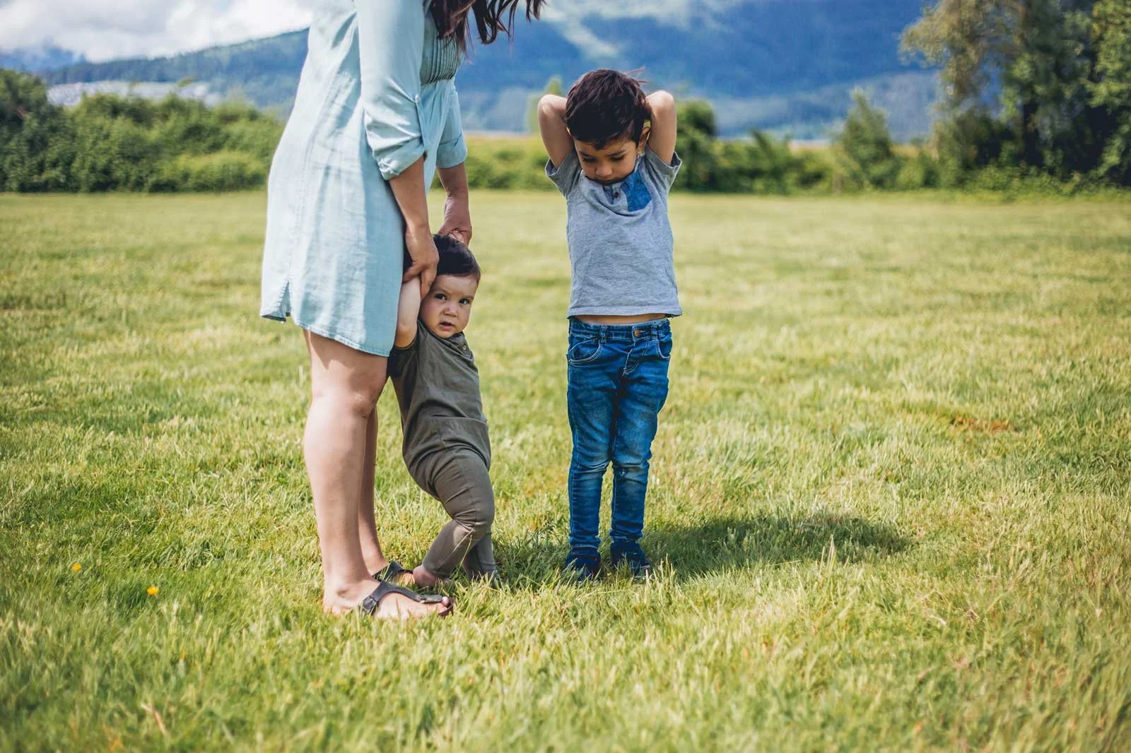 coquitlam-bc-family-photography-mom-and-kids-in-grass.jpg