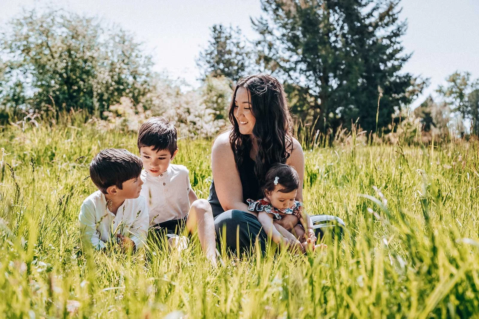 coquitlam-bc-maternity-family-photography-mom-and-kids-in-field.jpg